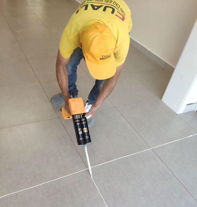 瓷磚縫劑施工，專業(yè)的美縫師傅施工